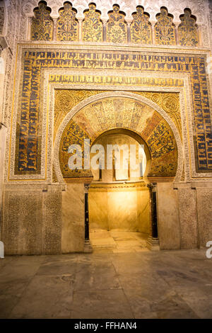 Riccamente inscritto di muratura in pietra a forma di toppa di chiave Mihrab, il fulcro della Grande Moschea, Cordoba, Spagna Foto Stock