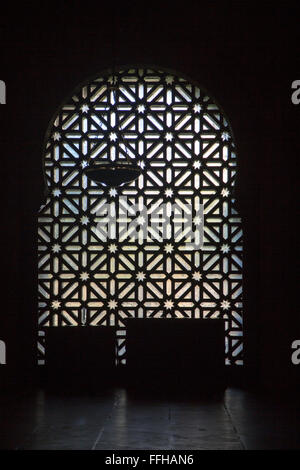 Silhouette modello di lamiera su uno dei portali delle ex Grande Moschea, Cordoba, Spagna Foto Stock