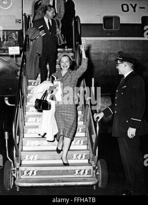 OLIVIA de Havilland anglo-americano attrice cinematografica e il marito Pierre Galante arrivando all'Aeroporto Kastrup di Copenhagen nel 1957 Foto Stock