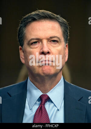 Direttore James Comey, Direttore dell'Ufficio federale dell'inchiesta (FBI) testimonia durante un' audizione aperta tenutasi dal Senato degli Stati Uniti Comitato ristretto sull' intelligenza di esaminare le minacce a livello mondiale sul Campidoglio di Washington, DC Martedì, 9 febbraio 2016. Credito: Ron Sachs / CNP - nessun filo SERVICE - Foto Stock