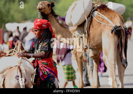 SENBETE, ETIOPIA-marzo 24: Donna carichi i suoi acquisti su un dromedario-lascia domenica mercato dove oromos-amharas-Afar si incontrano. Foto Stock
