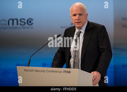 Monaco di Baviera, Germania. Xiv Feb, 2016. US-senatore John McCain che parla l'ultimo giorno della cinquantaduesima in occasione della conferenza di Monaco sulla sicurezza a Monaco di Baviera, Germania, il 14 febbraio 2016. Foto: SVEN HOPPE/DPA/Alamy Live News Foto Stock