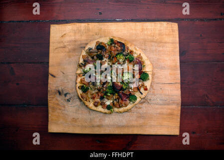 Fatta in Casa Pizza rustica sul tagliere di legno Foto Stock