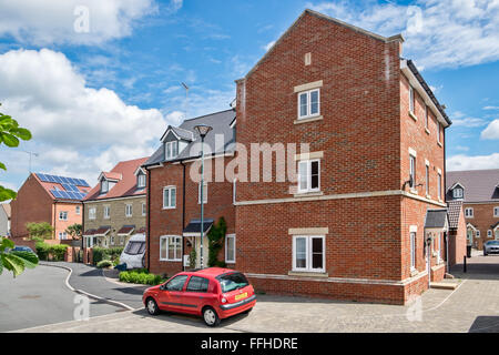 Un tipico 3 Storia home in una giornata di sole in un moderno sviluppo suburbano in Nord Swindon, Wiltshire, Regno Unito Foto Stock