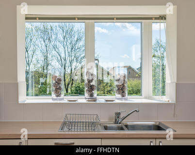Il punto di vista di una giornata di sole da una tipica cucina lavandino Foto Stock