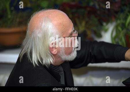 Close-up di profilo ritratto di grigio senior barbuto bald man in black business suit. Foto Stock