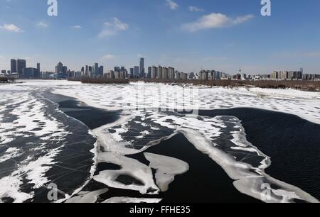 Shenyang, cinese della provincia di Liaoning. Xiv Feb, 2016. Superficie di ghiaccio del Fiume Hunhe inizia a sgelare come la primavera arriva a Shenyang, capitale del nord-est della Cina di Provincia di Liaoning, 14 febbraio, 2016. Credito: Li pista/Xinhua/Alamy Live News Foto Stock