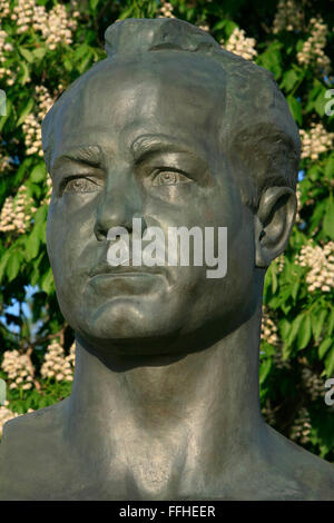 Statua di cosmonauti sovietici Alexey Leonov (1934) presso i cosmonauti Alley a Mosca, Russia Foto Stock