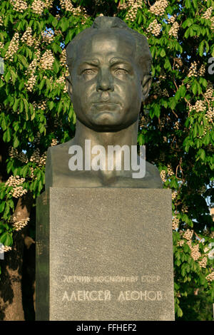 Statua di cosmonauti sovietici Alexey Leonov (1934) presso i cosmonauti Alley a Mosca, Russia Foto Stock