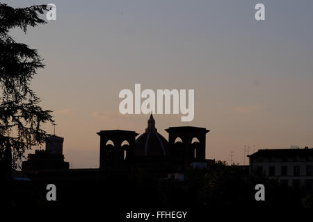 Straordinaria vista del tramonto di Firenze, Italia, presi dal pubblico che ha appena aperto la Torre di San Niccolò, molto vicino al famoso P Foto Stock