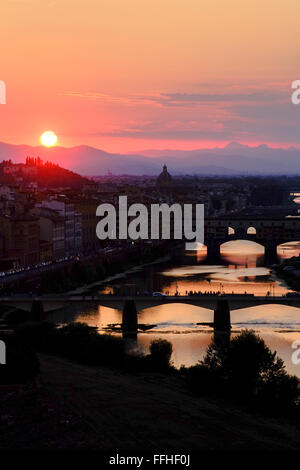 Straordinaria vista del tramonto di Firenze, Italia, presi dal pubblico che ha appena aperto la Torre di San Niccolò Foto Stock