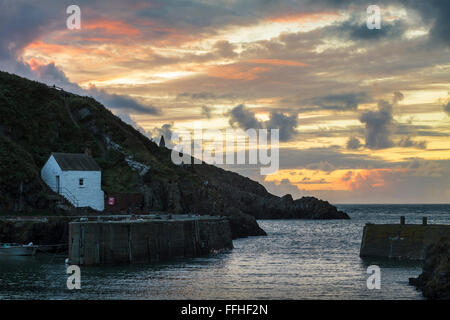 Porto Porthgain al tramonto. Porthgain è in Pembrokeshire, Wales, Regno Unito. Foto Stock