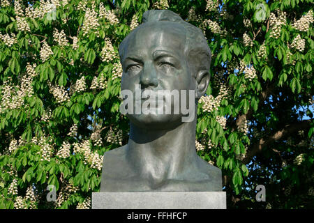 Statua di cosmonauti sovietici Alexey Leonov (1934) presso i cosmonauti Alley a Mosca, Russia Foto Stock