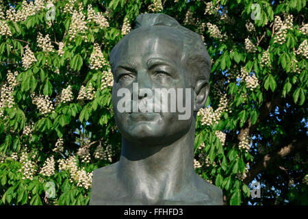 Statua di cosmonauti sovietici Alexey Leonov (1934) presso i cosmonauti Alley a Mosca, Russia Foto Stock