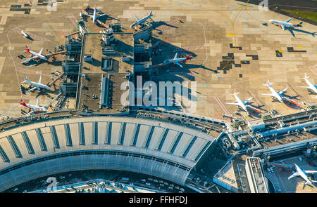 Vista aerea, aeroporto di Dusseldorf, Aeroporto Internazionale, spedizione, arrivo hall, sala partenze, grembiule, turismo, aeromobili, Foto Stock