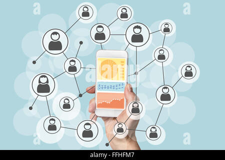 Analisi dei dati e la scienza delle reti sociali con un dispositivo mobile. Mano azienda smartphone moderno Foto Stock