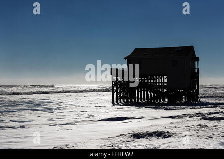 Il beach house su palafitte circondato da alte maree surf, nag Testa, Outer Banks, North Carolina, STATI UNITI D'AMERICA Foto Stock