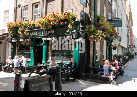 La Queens dispensa, un tradizionale pub inglese a Londra, Regno Unito. Foto Stock