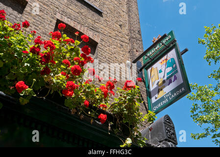 Un banner del Queens dispensa, un tradizionale pub inglese a Londra, Regno Unito. Foto Stock