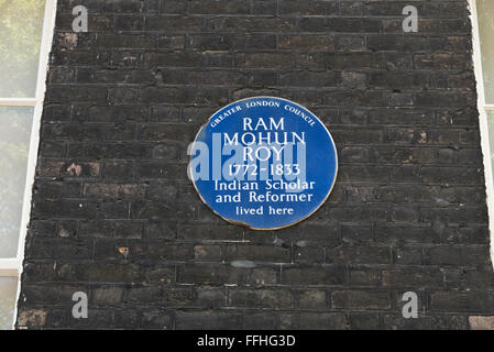 Un blu commemorative plaque per Ram Mohun Roy (1772 - 1833) studioso indiano sul display su una parete a Londra, Regno Unito Foto Stock