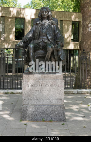Il capitano Thomas Coram statua da William McMillan nel 1963, Londra, Regno Unito. Foto Stock