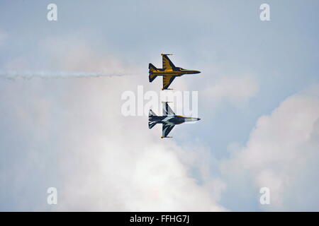 Singapore. 14 feb 2016. Display dell'antenna al Singapore Airshow 2016 (anteprima media). Aquile nere (T-50B) team acrobatico. Foto Stock