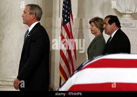 Washington, Distretto di Columbia, Stati Uniti d'America. 6 Sep, 2005. Da sinistra a destra, il Presidente degli Stati Uniti George Bush, First Lady Laura Bush e il Giudice della Corte Suprema Antonin Scalia si allontana dal Chief Justice William Rehnquist's scrigno sett. 6, 2005 nella grande sala della corte suprema di Washington DC. Rehnquist's scrigno giacciono a riposo presso la corte fino alla mattina successiva e sarà sepolto in una cerimonia privata presso il Cimitero di Arlington che pomeriggio.Credit: Chip Somodevilla/Piscina via CNP © Chip Somodevilla/CNP/ZUMA filo/Alamy Live News Foto Stock