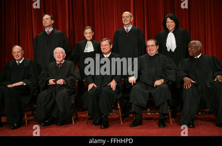 Sett. 29, 2009 - Washington, Distretto di Columbia, Stati Uniti d'America - Washington DC - 29 settembre 2009 -- i giudici della Corte suprema degli Stati Uniti ha posato per loro ufficiale " famiglia " foto di gruppo e quindi consentito ai membri dei media per scattare foto in seguito all'U.S. La Corte suprema di Washington DC martedì, 29 settembre 2009. Prima fila, da sinistra a destra: associare la giustizia Antonio M. Kennedy; Associare giustizia Giovanni Paolo Stevens; Capo della Giustizia degli Stati Uniti John G. Roberts, Jr.; Associare giustizia Antonin Scalia; e Associare la giustizia Clarence Thomas. Bancata posteriore, le Foto Stock