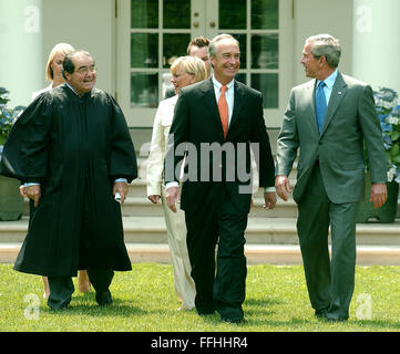 Washington, Distretto di Columbia, Stati Uniti d'America. Il 7 giugno, 2006. Washington, DC - Giugno 7, 2006 -- Il Presidente degli Stati Uniti George Bush, destra, condivide sorrisi con il Segretario degli Interni Dirk Kempthorne, centro e giustizia Antonin Scalia, sinistra, come essi passeggiata attraverso il Giardino delle Rose della Casa Bianca a Washington DC il 7 giugno 2006 in occasione della cerimonia del giuramento per Kempthorne. Essi sono seguiti da sua moglie, Patricia Kempthorne, e suo figlio e figlia. Credito: Ron Sachs/CNP © Ron Sachs/CNP/ZUMA filo/Alamy Live News Foto Stock