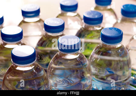 Closeup righe e confezione di plastica bottiglie d'acqua. Foto Stock