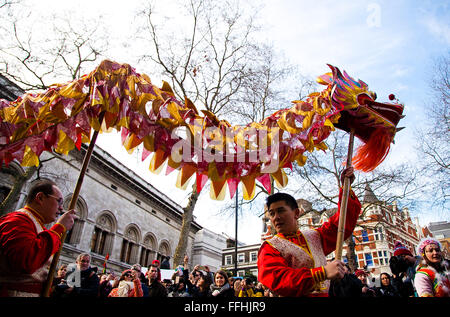 Londra, Regno Unito. Xiv Feb, 2016. Drago Cinese danzatori presso il Nuovo Anno Cinese Parade 2016 nel centro di Londra, la più grande celebrazione al di fuori dell'Asia. Gli artisti interpreti o esecutori in costume ha preso parte nel Nuovo Anno Cinese Parade lungo Charing Cross Road e Chinatown, con ulteriori celebrazioni in Trafalgar Square. La manifestazione è organizzata da Londra Chinatown Associazione Cinese. Credito: Dinendra Haria/Alamy Live News Foto Stock