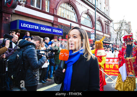 Londra, Regno Unito. 14 febbraio 2016. Un news reporter dal London vivono al di fuori della stazione di Leicester Square durante il Nuovo Anno Cinese Parade 2016 nel centro di Londra con la più grande celebrazione al di fuori dell'Asia. Gli artisti interpreti o esecutori in costume ha preso parte nel Nuovo Anno Cinese Parade lungo Charing Cross Road e Chinatown, con ulteriori celebrazioni in Trafalgar Square. La manifestazione è organizzata da Londra Chinatown Associazione Cinese. Credito: Dinendra Haria/Alamy Live News Foto Stock