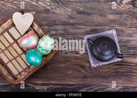 Festa di Pasqua decorazioni per il pasto su sfondo di legno Foto Stock