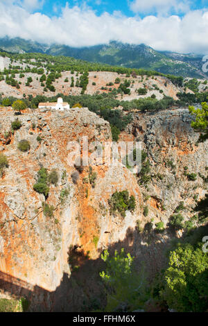 Griechenland, Kreta, Südwesten, Aradena-Schlucht bei Chora Sfakion. Die mittelalterliche Kirche Archangelos Michael auf den Fels Foto Stock