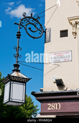 Un ornato illuminazione stradale su Portobello Road, Londra, Regno Unito. Foto Stock