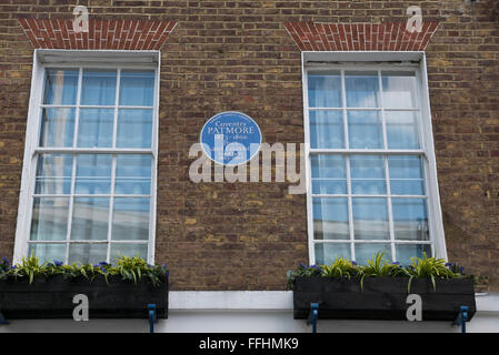 Un blu commemorative plaque di Coventry Patmore (23 luglio 1823 - 26 novembre 1896) sul display su una parete in Londra, Regno Unito. Foto Stock