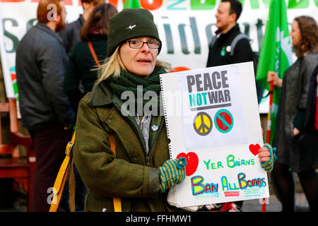 Edimburgo, Scozia, Regno Unito. Xiv Feb, 2016. Il 'Stop Trident" campagna hanno organizzato raduni in tutta la Scozia compresi Edinburgo e Glasgow, per evidenziare il numero di coloro che sono morti a causa del bombardamento Nucleare di Hiroshima e Nagasaki durante il WW2 e per rendere le persone consapevoli del grande demonstartion a Londra il 27 febbraio. Per rappresentare la bomba vittime, 140.000 origami gru rossa sarà distribuisce come un simbolo di ricordo e di pace. Credito: Findlay/Alamy Live News Foto Stock