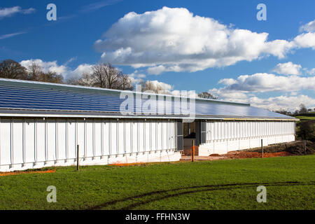 I pannelli solari su una nuova stalla essendo costruito su Wigglesworth Hall Farm. Il sistema è a 197 KW, e fornirà energia sia per l'azienda e per il National Grid. Foto Stock