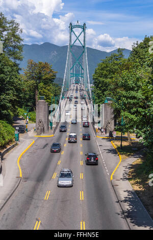 Vista del Parco di Stanley Causeway che conduce al Ponte Lions Gate (1938), dal Lago Trail cavalcavia pedonali, Vancouver, BC, Canada Foto Stock