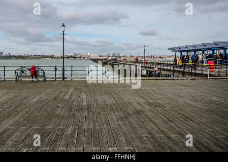 I visitatori di Southend-on-Sea godersi le spiagge e la città è pier nonostante il vicino a temperature di congelamento e di forte vento blustery Foto Stock