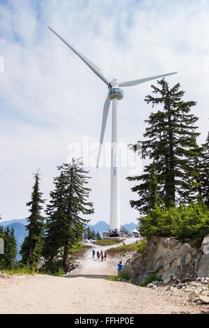 L' occhio del vento' turbina eolica con alto livello pod di visualizzazione nella parte superiore della Montagna Grouse, Vancouver, BC, Canada Foto Stock