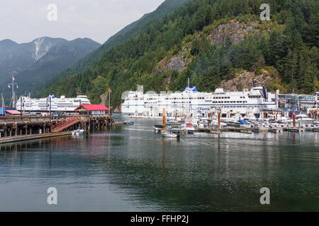 BC Ferries nave "Regina di Oak Bay' (1981) a baia a ferro di cavallo, West Vancouver, BC, Canada. Un altro approcci Ferry Terminal. Foto Stock
