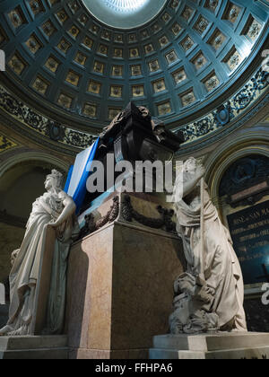 Buenos Aires, Argentina - 20 Ottobre 2015: il mausoleo del generale San Martín in Metropolitan Cathedral Foto Stock