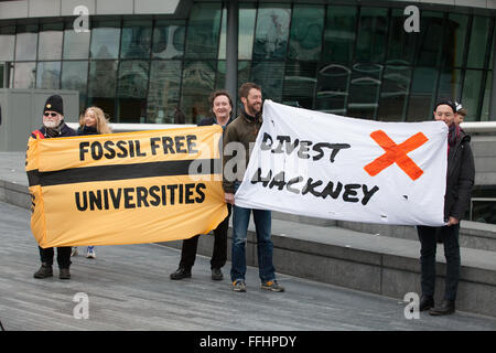 Londra, Regno Unito. 14 feb 2016. Gli attivisti da cedere Hackney chiamata per il disinvestimento dall' industria dei combustibili fossili al di fuori del Municipio. Credito: Mark Kerrison/Alamy Live News Foto Stock