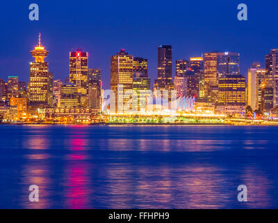 Vista notturna del centro cittadino di Vancouver skyline visto da North Vancouver, BC, Canada Foto Stock