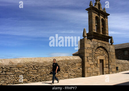 Modo di San Giacomo, Ruta Jacobea. A Muxia, A Coruña. Torre campanaria accanto a un Nosa Señora da Barca santuario. San Giacomo, San Jam Foto Stock