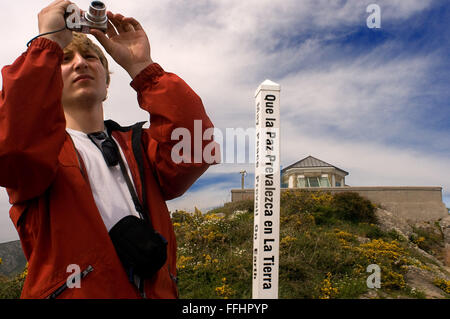 Modo di San Giacomo, Ruta Jacobea. Finis Terrae, Fisterre, Finisterre, A Coruña. Un cartello scritto in più lingue vogliono la pace Foto Stock