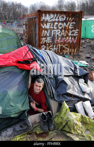 Rifugiato dalla Siria nella sua tenda nel campo di rifugiati di Grande-Synthe, Dunkirque, Francia. Foto Stock