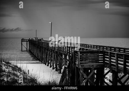 Tempestoso cielo nuvoloso e pier sopra il golfo del Messico Foto Stock