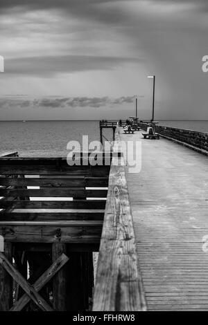 Tempestoso cielo nuvoloso e pier sopra il golfo del Messico Foto Stock